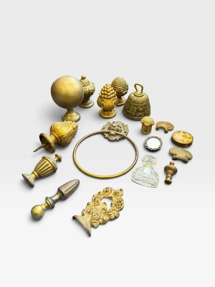 Lotto in bronzo, rame e/o ottone comprendente pome