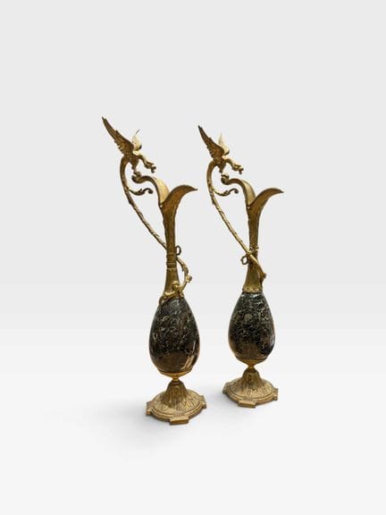 Coppia di brocche decorative dal collo lungo e bas