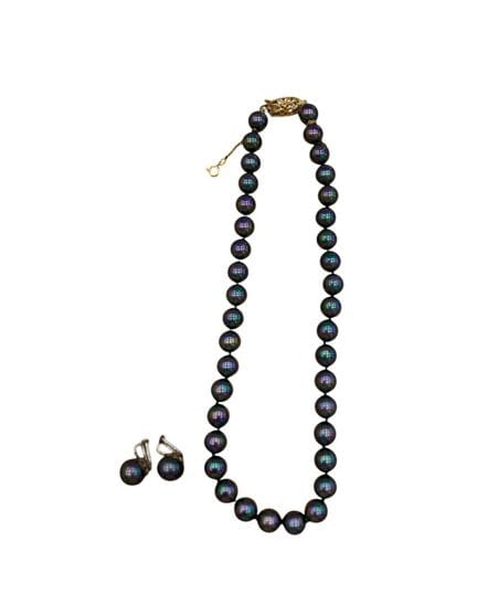 Conjunto compuesto por un collar y un par de pendi