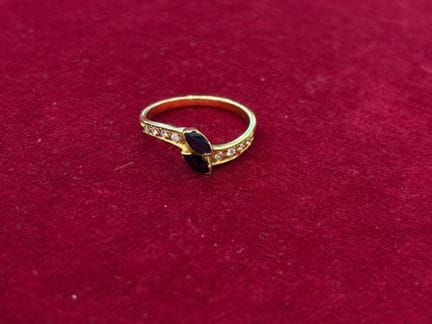 Anillo de oro de 18 quilates (750/1000) engastado 