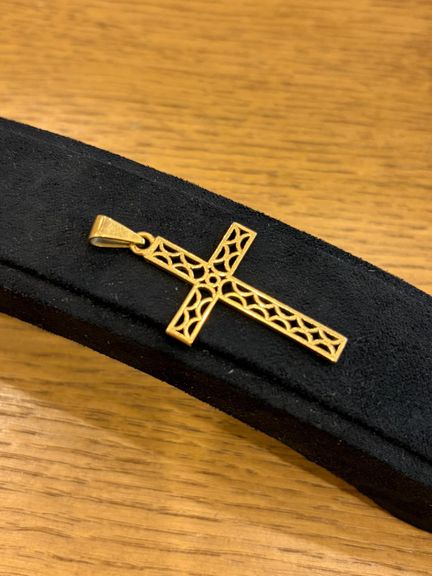 Cruz de oro amarillo de 18 quilates (750/1000)
Pes
