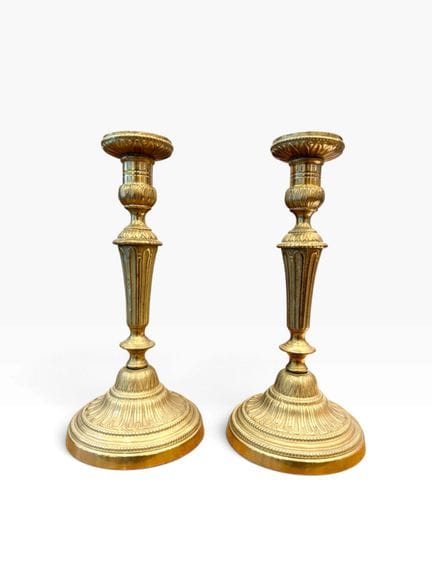 Coppia di candelieri in bronzo dorato. 
Base circo