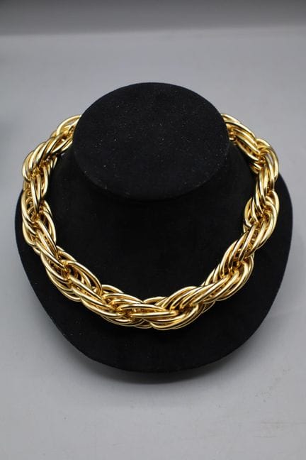ACDC
Collar de metal dorado. 
Peso: 91,81 g