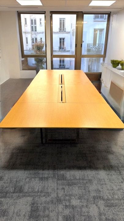 Mesa de reuniones 
Tablero de ebanistería con acab