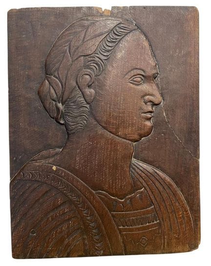 Basso rilievo in legno intagliato raffigurante uno