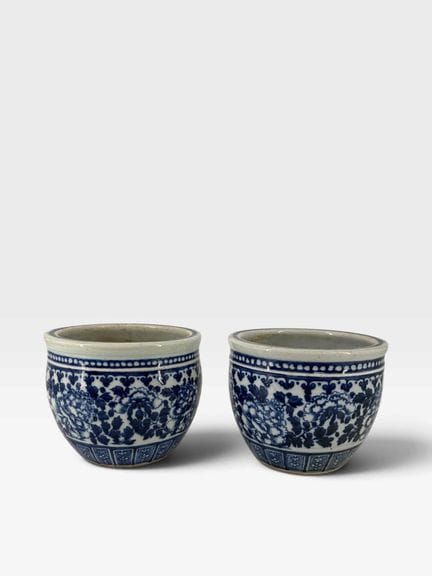 CINA
Coppia di coprivaso in porcellana blu e bianc