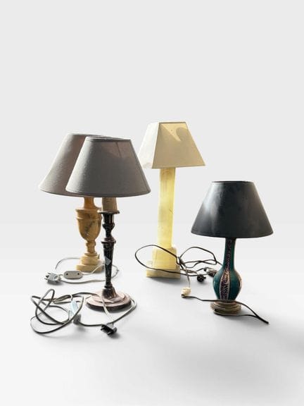 Set composto da: 
Un piede per lampada a forma di 