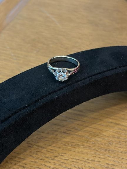 Anillo solitario de oro blanco 
Oro blanco (18 qui
