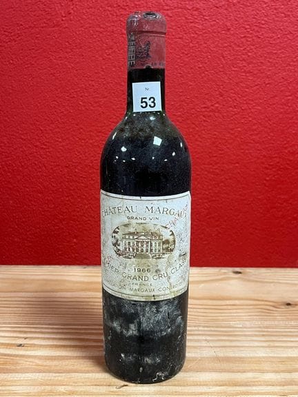 Una botella de Château Margaux de la añada de 1966