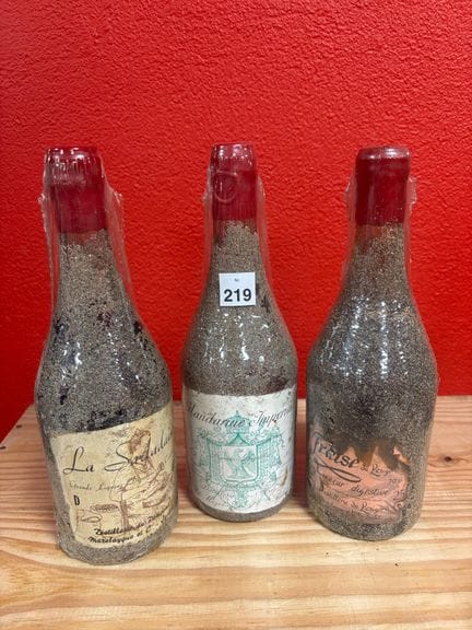 Un lot comprenant trois bouteilles de liqueur dist