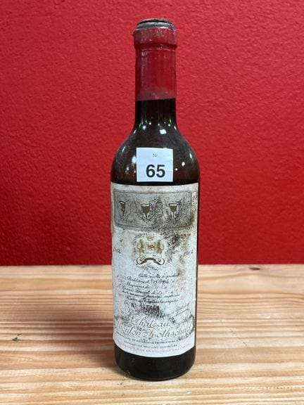 Una botella de 37,5 cl de Château Mouton Rothschil