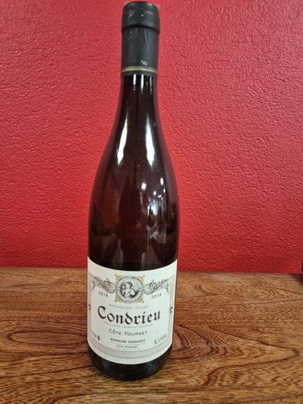 Una botella de CONDRIEU 2018 Cote Fournet Domaine 