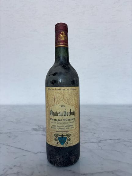 Una botella de Château Corbin, montaña de Saint-Ém