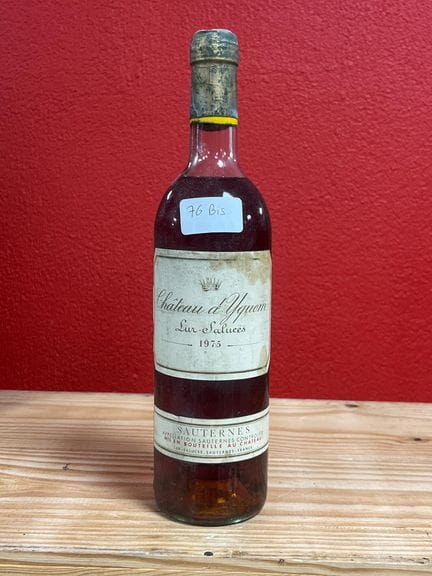 Una botella de Château Yquem, añada de 1975.
Hombr