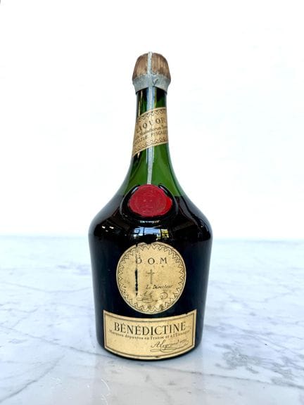 Une bouteille Dom Benedictine