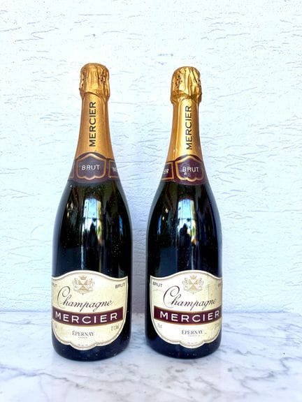 Dos botellas de champán Mercier
La etiqueta y el t