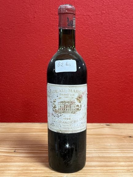 Una botella de Château Margaux, añada 1966.
Mitad 