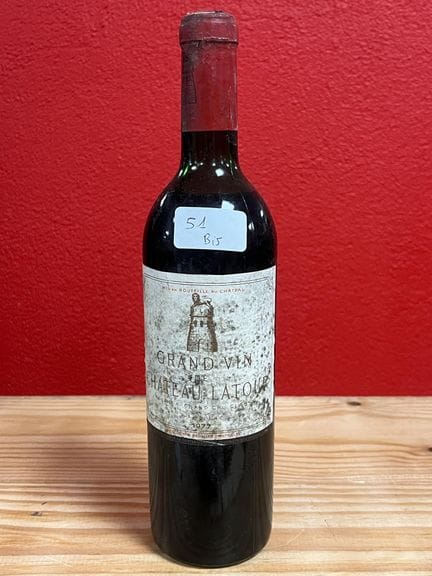 Una botella de Château Latour, añada 1977.
Hombro 