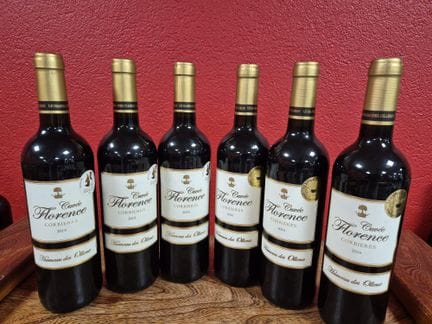 Lot de six bouteilles comprenant : 
Trois bouteill