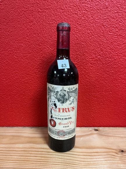 Una botella de Château Petrus Pomerol, añada 1948
