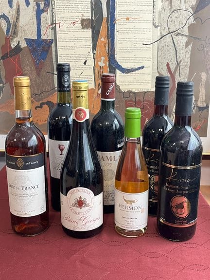 Lote de siete botellas que incluye : 
HERMONT, 201