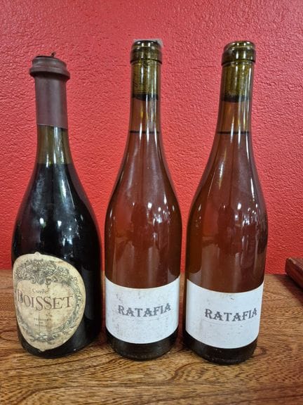 Trois bouteilles comprenant : 
Deux bouteilles de 