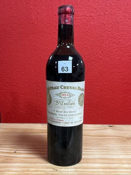 Una botella de Château Cheval Blanc, añada 1953.
M