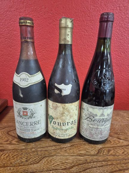 Trois bouteilles : 
Une bouteille de VOUVRAY 1990
