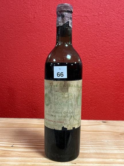 Una botella de Château Cheval Blanc, añada 1959.
P