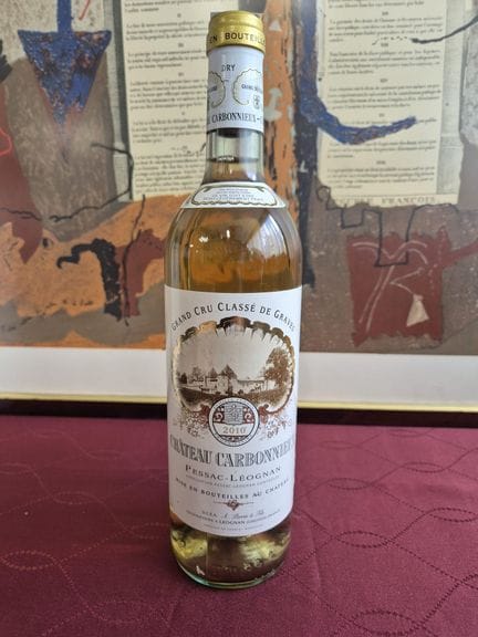 Una botella de Château CARBONNIEUX Graves blanco G