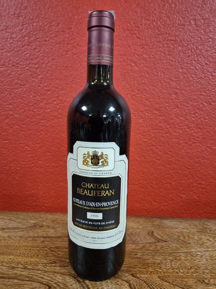 Une bouteille de Château Beauferan Coteaux d'Aix e
