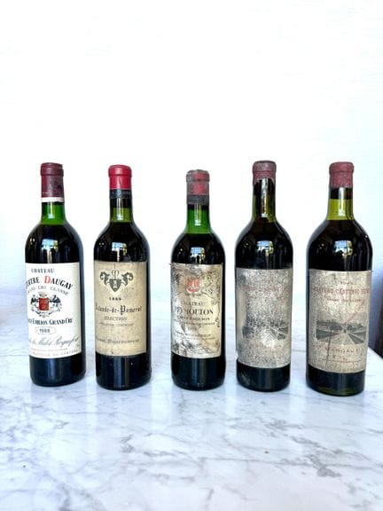 Une bouteille de Château Pey Mouton, 1959, mi-épau