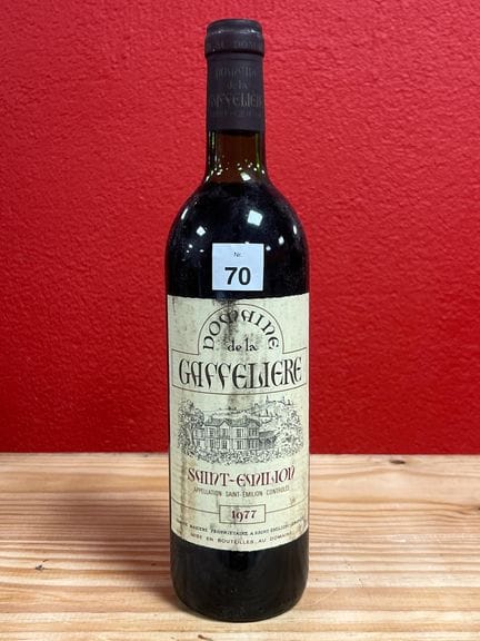 Una botella de Château La Gaffelière, añada 1977.
