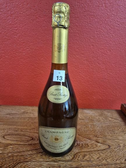 Una botella de champán Brut Prestige JACQUINET-DUM