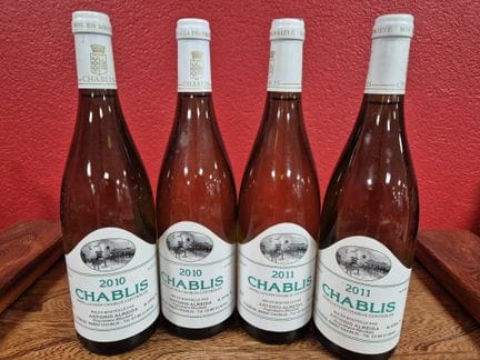 Lot de quatre bouteilles comprenant : 
Deux boutei