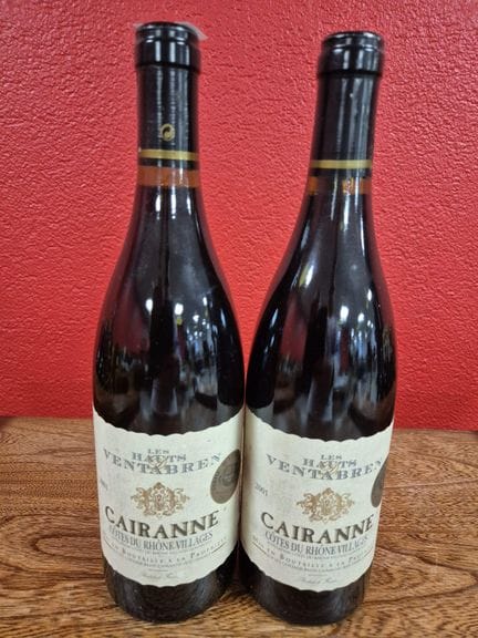 Deux bouteilles de Cairanne Côtes du Rhône Village