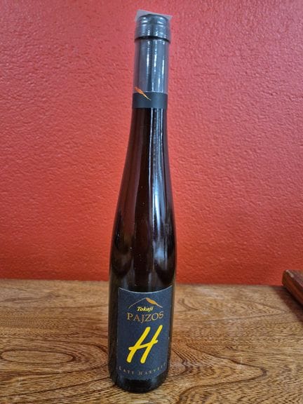 Una botella de Tokaji PAJZOS 2015 (vino húngaro)