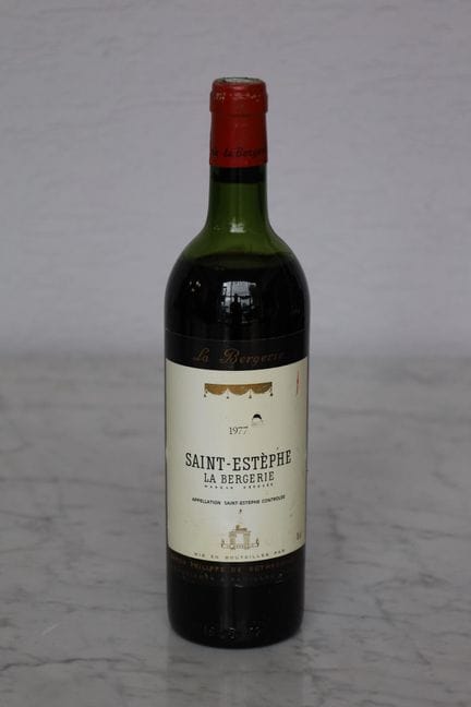 Una botella de Saint-Estèphe «La Bergerie», 1977.
