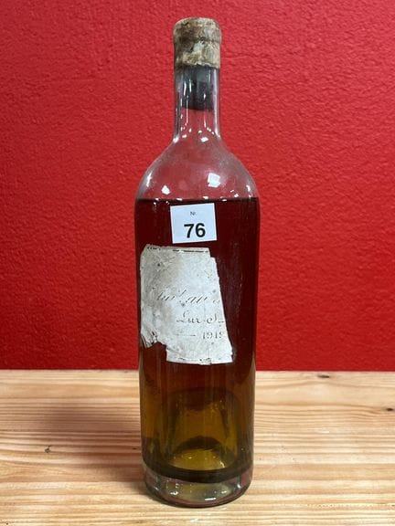 Una botella de Château Yquem, añada de 1912.
Hombr