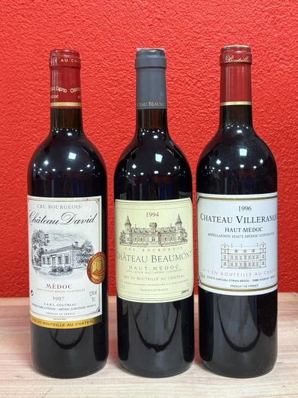 Lot de trois bouteilles comprenant : 
Une bouteill