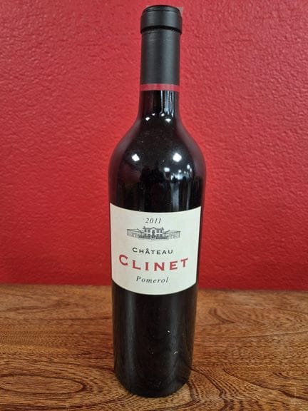 Una botella de Château CLINET Pomerol 2011
