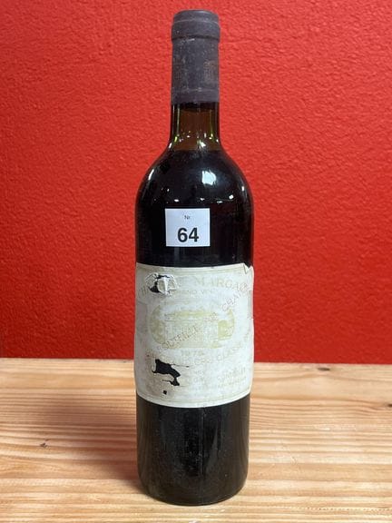 Una botella de Château Margaux, añada de 1975.
Hom
