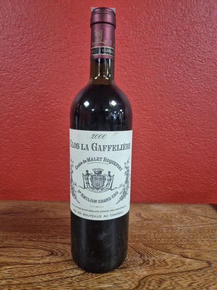 Une bouteille de Clos La Gaffelière St Emilion GC 