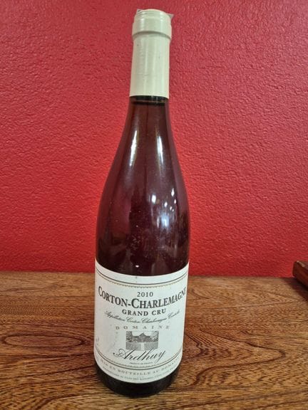 Una botella de CORTON-CHARLEMAGNE Grand Cru 2010, 