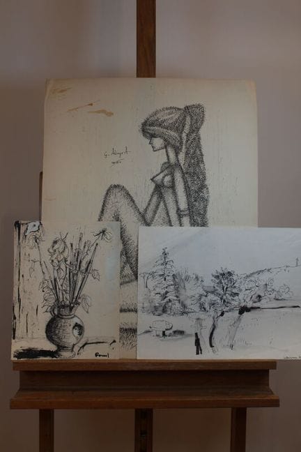 Lot de 3 dessins comprenant : 
- femme nue accroup