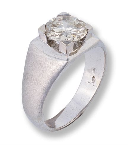 Diamond ring
2nd half 20th century
14k white gold,