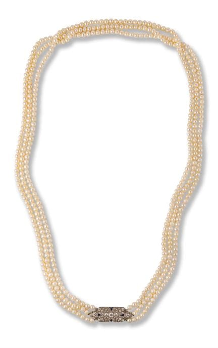 Pearl necklace with a diamond and sapphire clasp
1