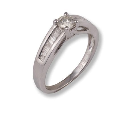 Diamond ring
21st century
18k white gold, brillant