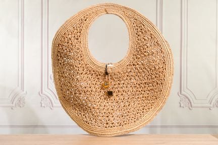 JACQUEMUS - Panier en raphia naturel tressé ajouré