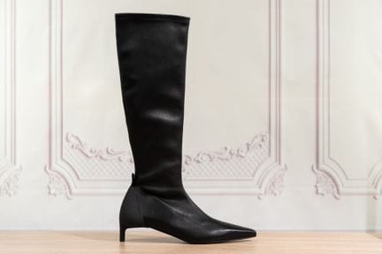 COURREGES - Paire de bottes en cuir noir, petit ta